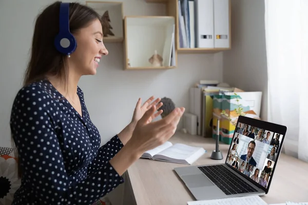 Sorrindo mulher empregado conversa em vídeo chamada com colegas — Fotografia de Stock