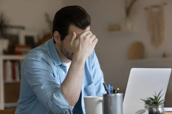 Homem infeliz trabalhar no laptop com problemas — Fotografia de Stock