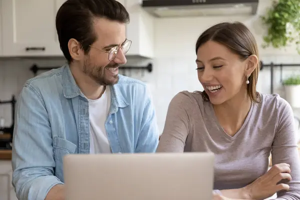 Glückliches Millennial-Paar hat Spaß mit Laptop zu Hause — Stockfoto