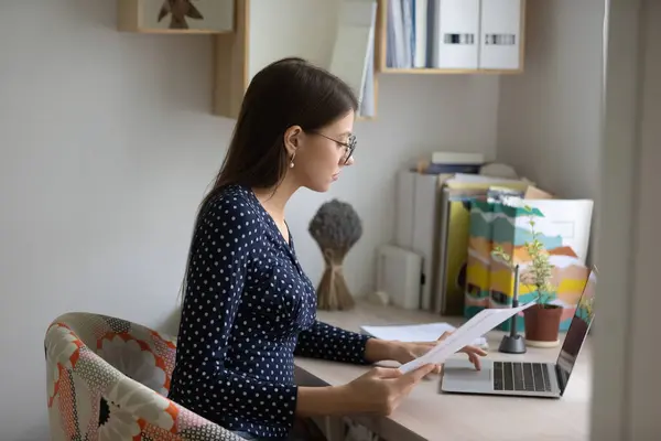 Ung kvinna arbetar online på datorn på hemmakontoret — Stockfoto