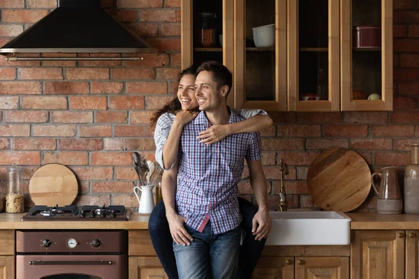 Jovem casal muito feliz abraçando, sonhando com um bom futuro juntos — Fotografia de Stock