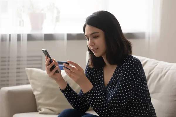 Atento asiático mulher ler plástico cartão dados para pagar online — Fotografia de Stock