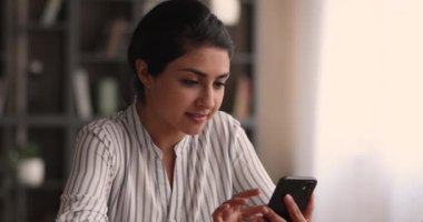 Odaklanmış genç Hintli melez kadın başarıyı kutluyor.