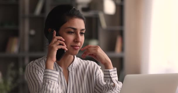 Joven mujer de negocios multirracial india sosteniendo conversación de llamada de teléfono celular. — Vídeos de Stock