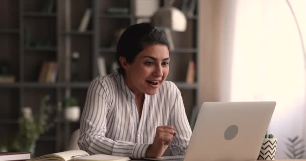 Eufórico jovem índio etnia mulher celebrando o sucesso online. — Vídeo de Stock