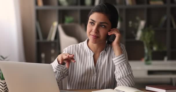 Feliz joven indio mestizo mujer de raza escuchando increíbles buenas noticias. — Vídeo de stock