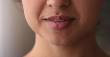 Genç Hintli etnik kadın konuşuyor, yakından bakın..