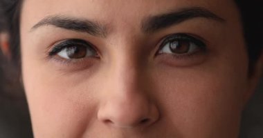 Kameraya bakan güzel Hintliye aşırı yakın çekim.