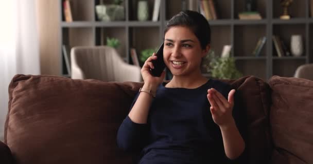 Agradável sorridente jovem indiana segurando celular chamada conversa. — Vídeo de Stock