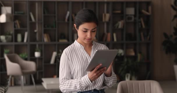Feliz millennial soñadora mujer de negocios india utilizando tableta de ordenador. — Vídeos de Stock