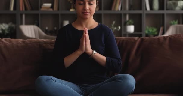 Lugn medveten ung indian kvinna mediterar hemma. — Stockvideo