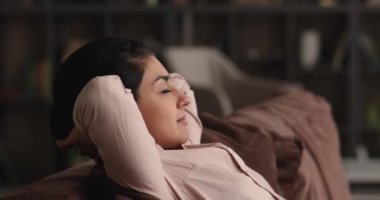 Genç Hintli etnik kadın rahat koltukta dinleniyor..