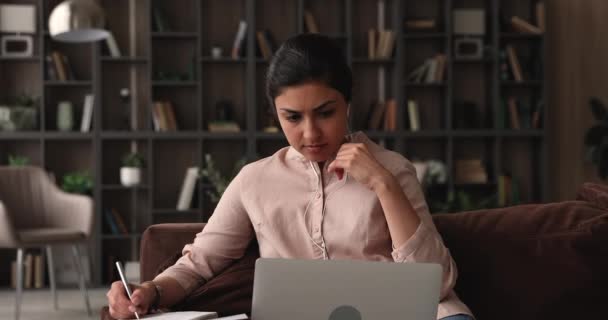 Lächelnd schöne Millennial indische Ethnizität Frau studiert distanziert. — Stockvideo