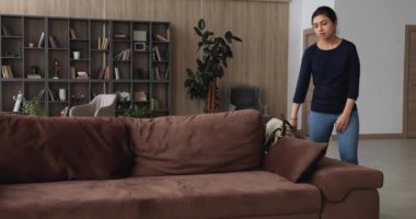 Genç melez Hintli kadın iş gününden sonra kendini yorgun hissediyor..