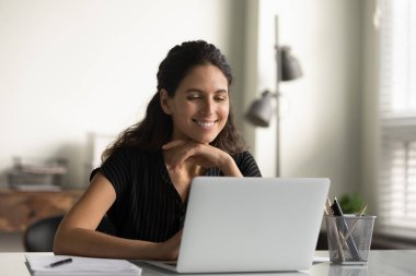 Gülümseyen kadını kapat dizüstü bilgisayara bak, haberleri oku