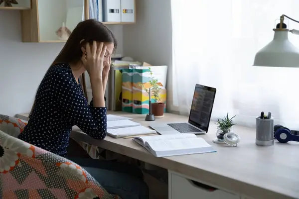 La donna stanca lavora su computer portatile soffre di emicrania — Foto Stock