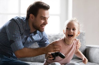 Mutlu komik baba gıdıklıyor ve heyecanlı kızı kucaklıyor.