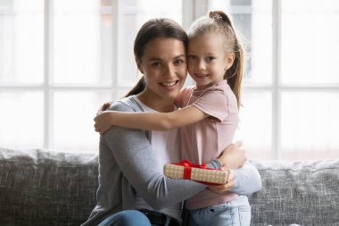 Mutlu anne ve tatlı anaokulu kızı anneler gününü kutluyor.