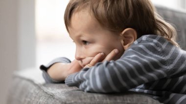 Üzgün çocuk yalnız ve depresif hissediyor