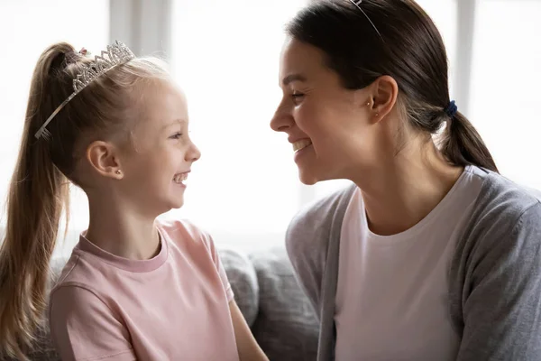 Lycklig mamma uttrycker kärlek till lilla dotter flicka — Stockfoto