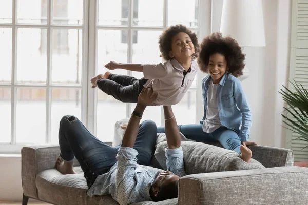 Père afro-américain jouer à des jeux de sport actif drôle — Photo