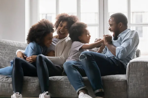 Feliz negro casado pareja y niños tener divertido juntos — Foto de Stock