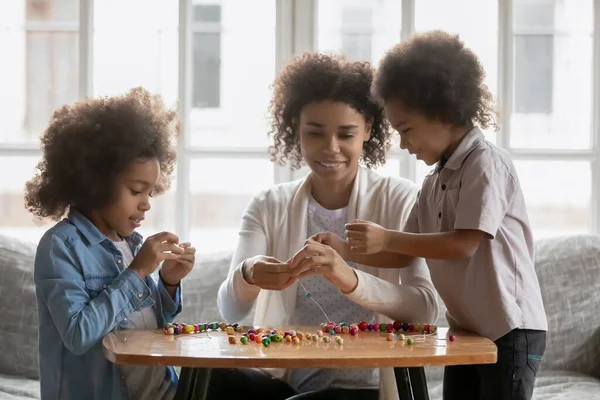 Millennial negro mamá enseñar a los niños a hacer artesanía decoración — Foto de Stock