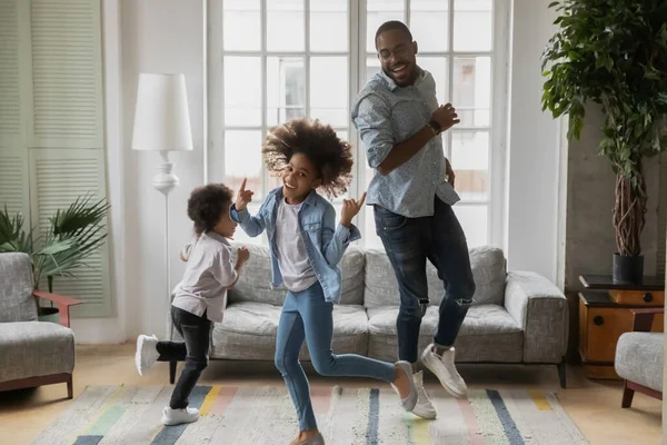 Cool pappa underhåller två barn hemma — Stockfoto