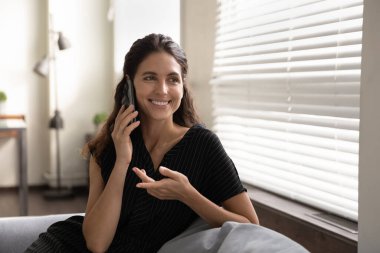 Gülümseyen kadını kapat, telefonda konuş, hoş sohbetin tadını çıkar.