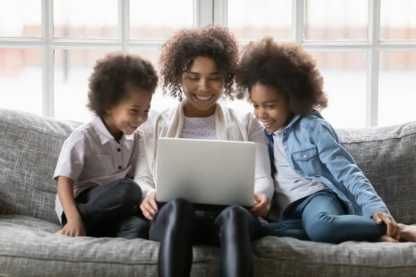 快乐的黑人妈妈和两个孩子用笔记本电脑 — 图库照片