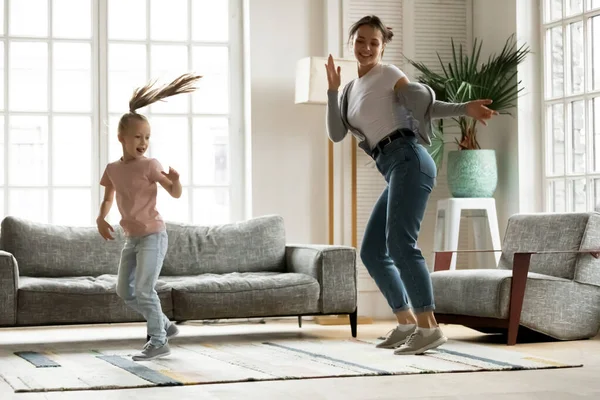 Opgewonden Moeder onderwijs dochter meisje naar dansen — Stockfoto
