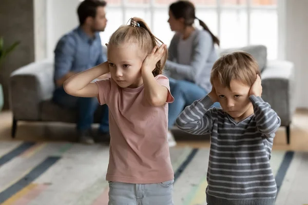 Напуганное маленькое поколение Z детей закрывает уши — стоковое фото