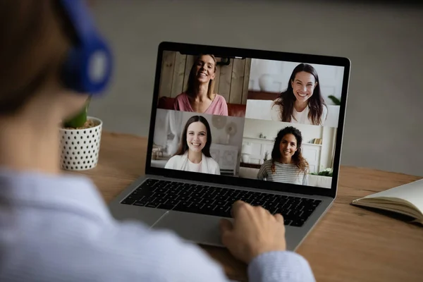 Mulher conversa em vídeo chamada com namoradas — Fotografia de Stock