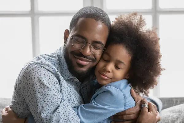 Porträtt av glad söt svart flicka kramar sin älskade pappa — Stockfoto