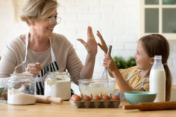 La nonna vecchia dà il cinque alto a lode di nipote per risultato — Foto Stock