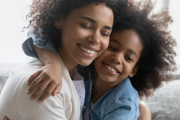 Szczęśliwy Afroamerykanin dziewczyna obejmując jej pokojowe mama — Zdjęcie stockowe