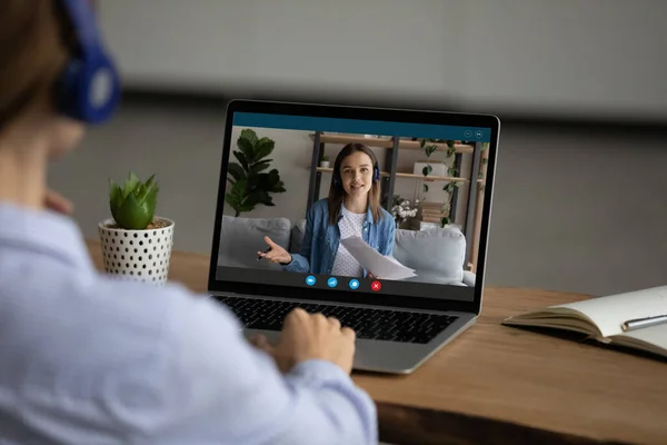 Mujer hablar en webcam llamada con mujer colega —  Fotos de Stock