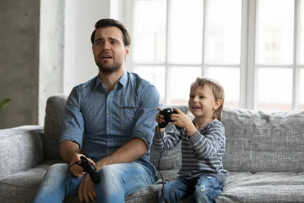 Drôle bouleversé papa perdre jeu vidéo à petit fils — Photo