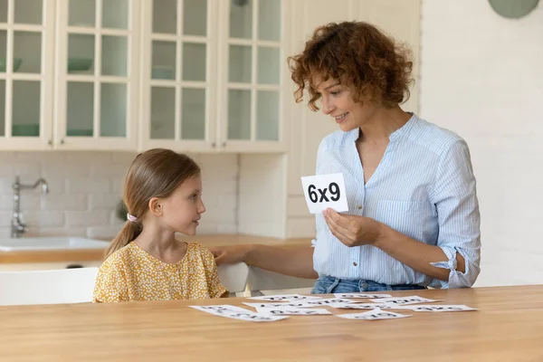 Feliz madre enseñar matemáticas hija pequeña niño usando tarjetas flash — Foto de Stock