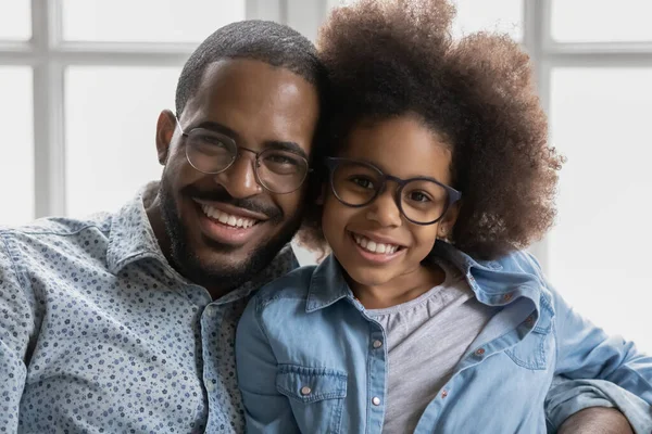 Porträt eines glücklichen afroamerikanischen Vaters und seiner Tochter — Stockfoto