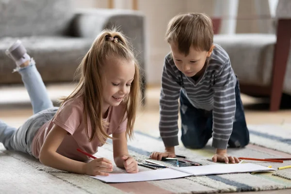 Dos lindos niños preescolares hermanos dibujando en álbumes de papel — Foto de Stock