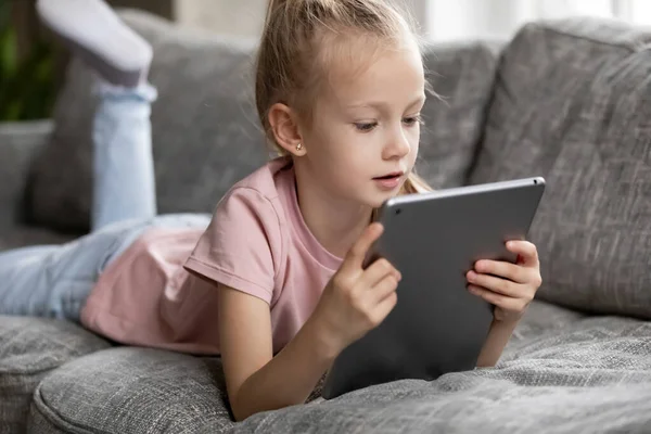 Enfocado linda niña preescolar viendo película, películas animadas — Foto de Stock