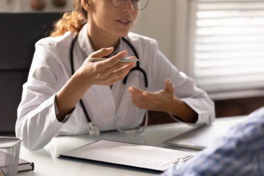 Üniformalı hasta danışmanı giyen kadın doktor terapisti kapat.