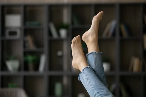 Close-up van vrouwelijke blote voeten opgeheven in de lucht — Stockfoto