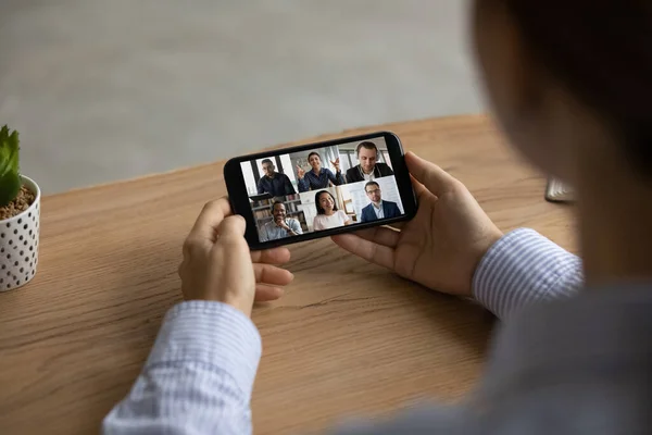 Close-up van de vrouw hebben online ontmoeting met collega 's — Stockfoto