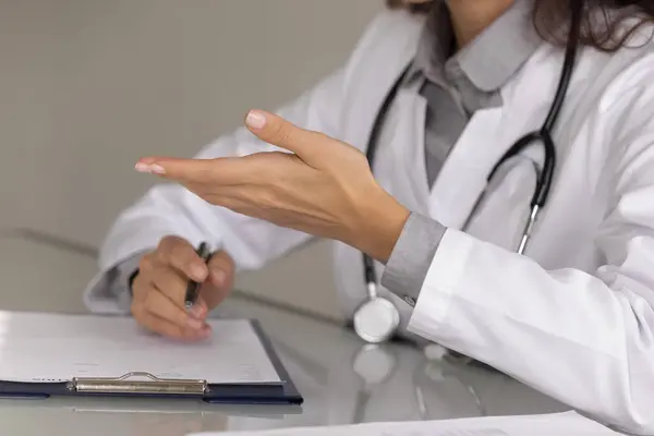 Närbild händer kvinnlig läkare bär uniform konsult patient — Stockfoto