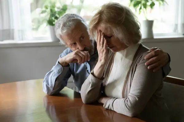 Verontruste middelbare leeftijd gezin paar krijgt slecht nieuws — Stockfoto
