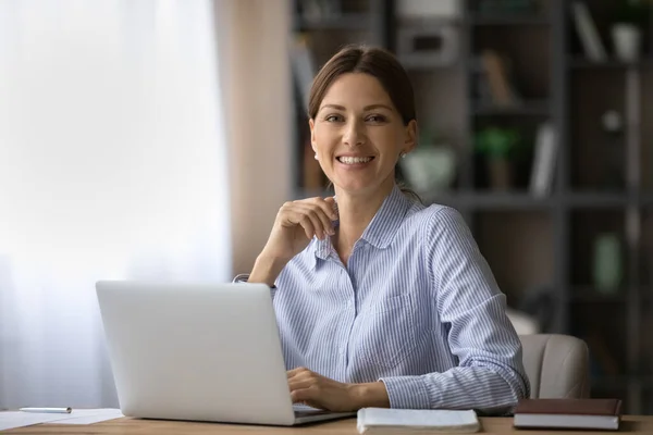 Porträtt av lycklig affärskvinna använda laptop hemma — Stockfoto