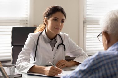 Yaşlı hastaların şikayetlerini dinleyen kadın doktorları kapatın.