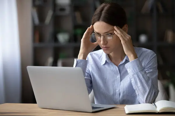 Mulher infeliz trabalhar no computador com problemas — Fotografia de Stock